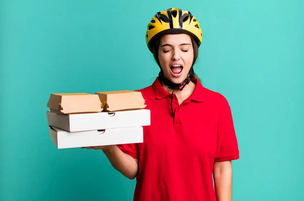 Young Pretty Woman Shouting Aggressively Looking Very Angry Pizza Delivery — Zdjęcie stockowe