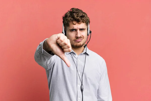 Kafkasyalı Genç Bir Adam Kendini Kötü Hissediyor Baş Parmağını Kaldırıyor — Stok fotoğraf