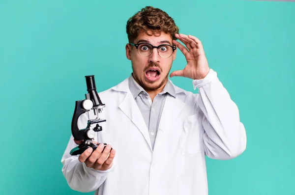 Fiatal Fehér Férfi Sikoltozik Feltartott Kezekkel Tudományos Laboratóriumi Hallgatók Mikroszkóp — Stock Fotó