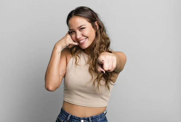 Young Pretty Woman Smiling Cheerfully Pointing Camera While Making Call — Stock Photo, Image