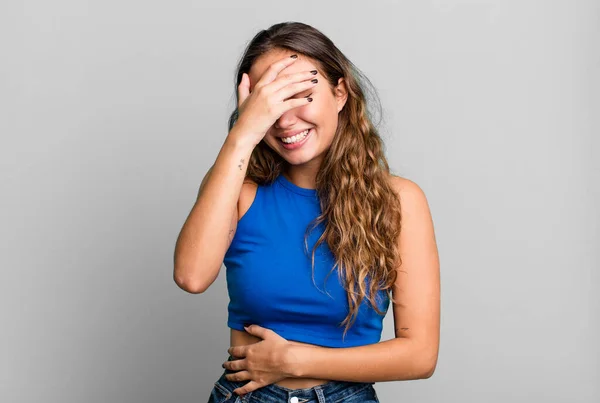 Young Pretty Woman Laughing Slapping Forehead Saying Doh Forgot Stupid — Stock Photo, Image