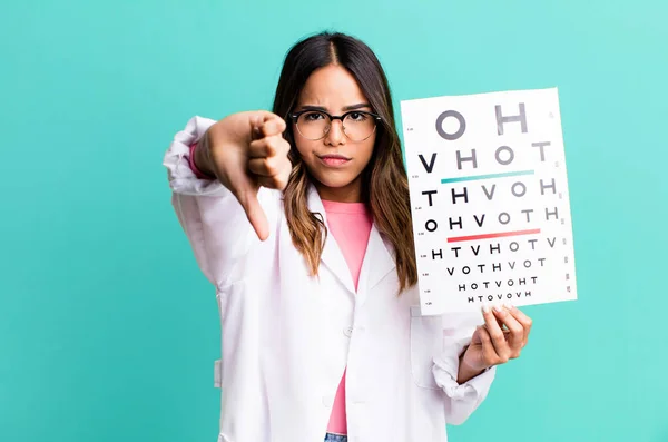 Latin Kökenli Güzel Bir Kadın Kızmış Baş Parmağını Kaldırmış Optometri — Stok fotoğraf