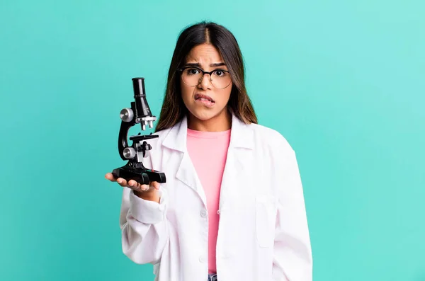 Mujer Bonita Hispana Mirando Perpleja Confundida Scients Estudiante Con Microscopio — Foto de Stock