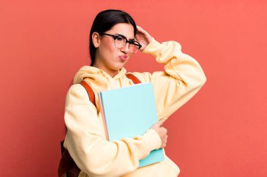 Kafam karışık ve kafam karışık, kaşınıyorum. Üniversite öğrencisi konsepti