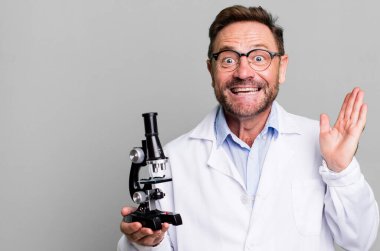 Orta yaşlı bir adam inanılmaz bir şey karşısında mutlu ve şaşkın hissediyor. Bilim adamı konsepti