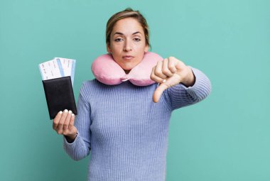 Güzel sarışın kadın kendini kötü hissediyor, baş parmağını kaldırıyor. uçuş yolcu kavramı