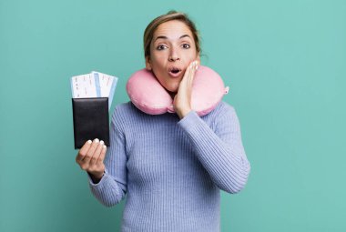 Güzel sarışın kadın şok olmuş ve korkmuş hissediyor. uçuş yolcu kavramı