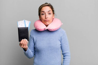 Güzel sarışın kadın üzgün ve mızmız, mutsuz bir bakışla ağlıyor. uçuş yolcu kavramı