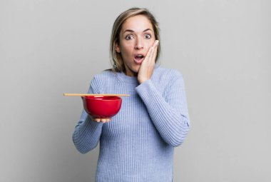 Güzel sarışın kadın şok olmuş ve korkmuş hissediyor. Japon eriştesi konsepti