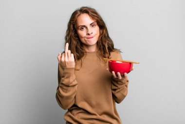 İspanyol güzel kadın kızgın, sinirli, asi ve agresif hissediyor.