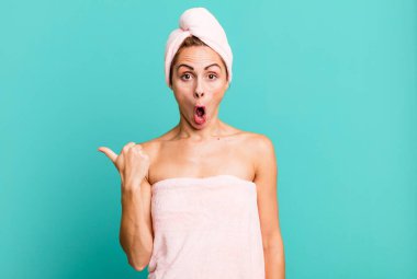 İspanyol asıllı güzel bir kadın bornoz giydiği için şaşkın görünüyor. güzellik konsepti