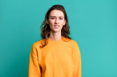 Genç güzel kadın şaşkın ve şaşkın hissediyor.