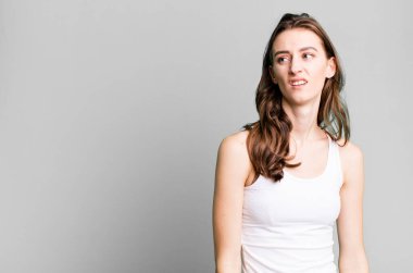 Genç güzel kadın şaşkın ve şaşkın hissediyor.