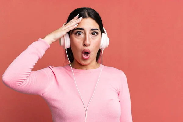 Wyglądając Szczęśliwą Zdumioną Zaskoczoną Słuchanie Muzyki Słuchawkami — Zdjęcie stockowe