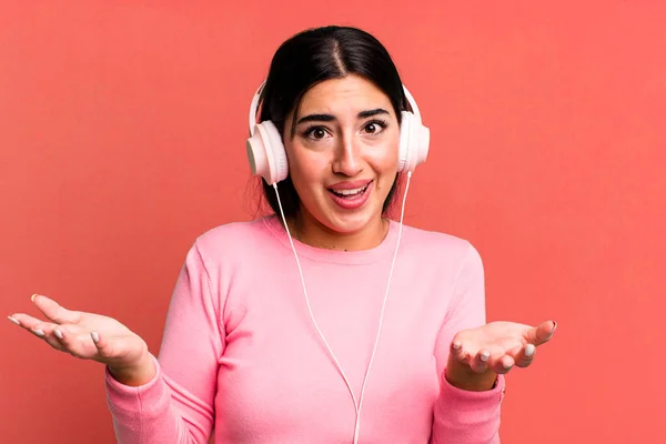 Parecendo Desesperado Frustrado Estressado Ouvir Música Com Fones Ouvido — Fotografia de Stock