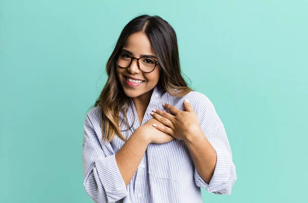 Hispanic Mooie Vrouw Gevoel Romantisch Gelukkig Verliefd Vrolijk Glimlachen Hand — Stockfoto