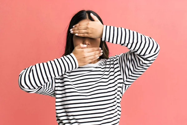 Hispanic Pretty Woman Covering Face Both Hands Saying Camera Refusing — Stock Photo, Image
