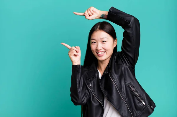 Jong Volwassen Vrij Aziatische Expressieve Vrouw Met Een Kopieerruimte Naar — Stockfoto