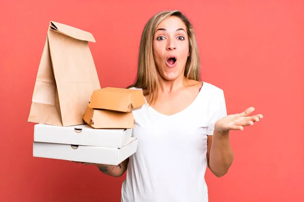 かなりブロンドの女はショックを受けて驚いてる 配送は食品パッケージの概念を取り除き — ストック写真
