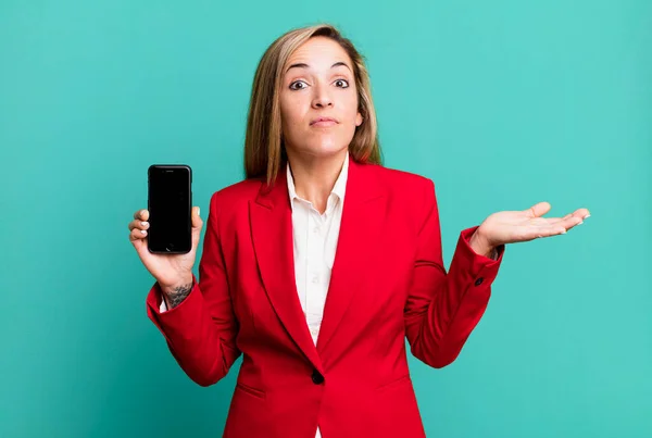 Ładna Blondynka Czuje Się Zakłopotana Zdezorientowana Wątpiąca Bizneswoman Koncepcja Telefonu — Zdjęcie stockowe