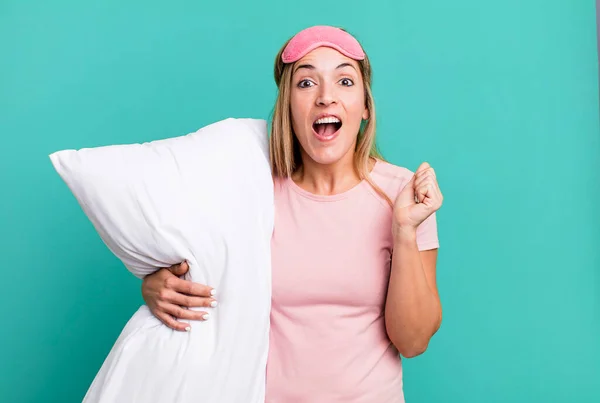 Pretty Blonde Woman Feeling Shocked Laughing Celebrating Success Pajamas Nightwear — Stock Photo, Image