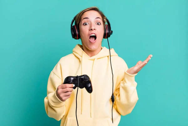 Pretty Blonde Woman Amazed Shocked Astonished Unbelievable Surprise Gamer Headset — Stock Photo, Image