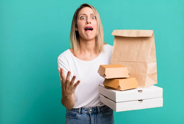 Jolie Femme Blonde Air Désespérée Frustrée Stressée Papier Fast Food — Photo