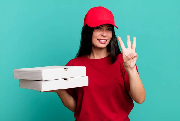 Spanyol Güzel Kadın Gülümsüyor Arkadaş Canlısı Görünüyor Numarayı Gösteriyor Pizza — Stok fotoğraf