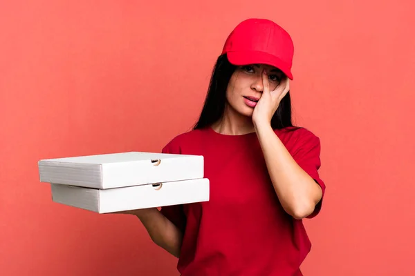 Spanyol Güzel Kadın Bıkkın Yorgun Uykulu Hissediyor Pizza Dağıtımı Kavramı — Stok fotoğraf