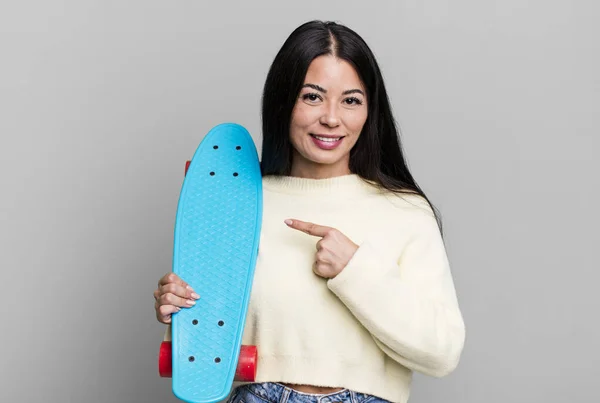 Hispanic Pretty Woman Smiling Cheerfully Feeling Happy Pointing Side Skate — Stok fotoğraf