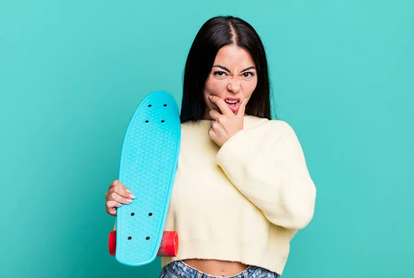 Hispánská Hezká Žena Otevřenými Ústy Očima Rukou Bradě Skate Boarding — Stock fotografie