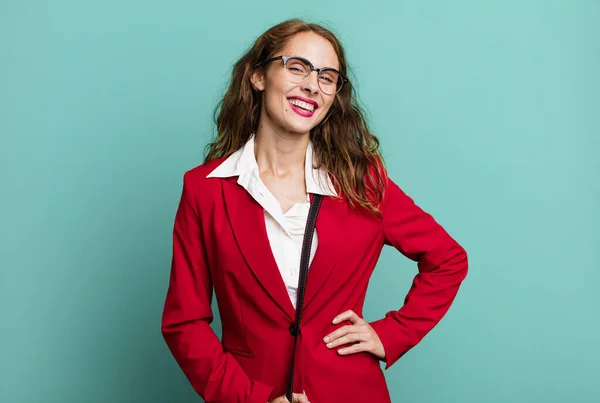 Mujer Bonita Hispana Sonriendo Felizmente Con Una Mano Cadera Confiada — Foto de Stock