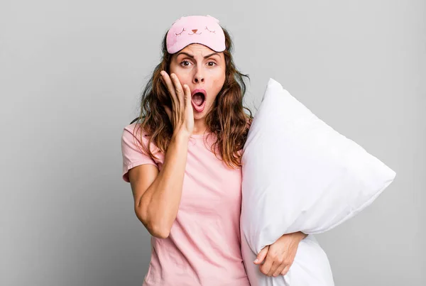 Mujer Bonita Hispana Sintiéndose Conmocionada Asustada Usando Pijamas Una Almohada — Foto de Stock