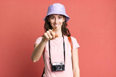 Genç ve güzel bir kadın kamerayı işaret ederek seni seçiyor. turizm konsepti