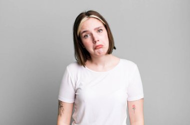 Genç ve güzel bir kadın üzgün ve sızlanıyor. Mutsuz bir bakışla ve ağlamayla.