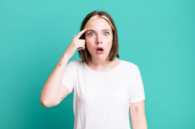 Genç ve güzel bir kadın şaşırmış görünüyor. Yeni bir düşünce, fikir ya da konsept keşfediyor.