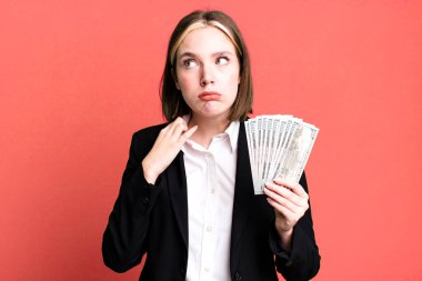 Genç ve güzel bir kadın stresli, endişeli, yorgun ve hayal kırıklığına uğramış hissediyor. Dolar banknotları