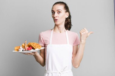 İnançsızlığa şaşırmış genç, güzel bir kadın. Waffle konsepti