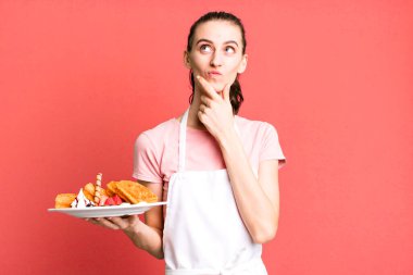 Genç, güzel bir kadın düşünüyor, kuşkulu ve şaşkın hissediyor. Waffle konsepti