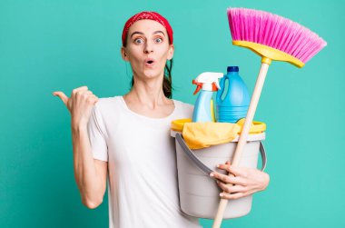 İnançsızlığa şaşırmış genç, güzel bir kadın. kahya konsepti