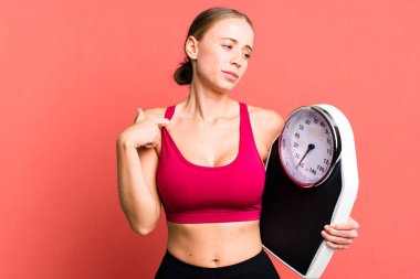 Kafkasyalı güzel kadın stresli, endişeli, yorgun ve hayal kırıklığına uğramış hissediyor. fitness ve diyet konsepti