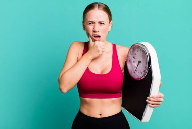 Ağzı ve gözleri açık, eli çenesinde beyaz, güzel bir kadın. fitness ve diyet konsepti