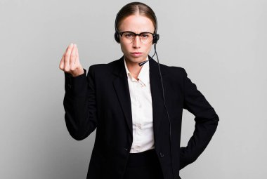 Kafkasyalı güzel bir kadın kapiş ya da para hareketi yapıyor, sana ödemeni söylüyor. tele pazarlama kavramı