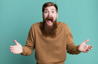 Uzun sakallı ve kızıl saçlı adam inanılmaz bir şey karşısında mutlu ve şaşkın hissediyor.