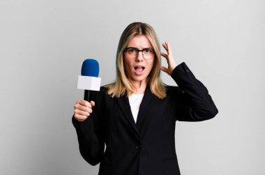 Genç ve güzel bir kadın ellerini havaya kaldırarak çığlık atıyor. sunucu veya gazeteci kavramı