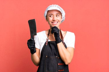 Mutlu ve kendinden emin bir ifadeyle gülümsüyor. Kasap konsepti