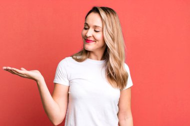 Mutlu olmak ve gelişigüzel gülümsemek, elde tutulan bir nesneye ya da konsepte bakmak