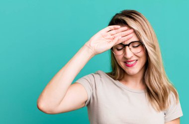 Stresli, yorgun ve hayal kırıklığına uğramış, alnından ter damlayan, umutsuz ve bitkin hisseden.