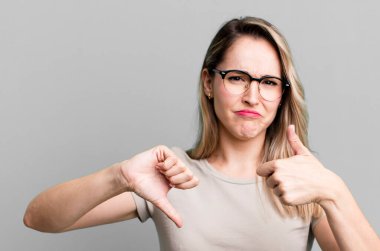 Kafası karışık, bilgisiz ve kararsız hissediyorum, iyi ve kötünün farklı seçenekleri ya da seçenekleri tartıyorum.