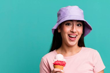 Mutlu ve hoş bir şekilde şaşırmış görünüyorsun. dondurma ve yaz konsepti